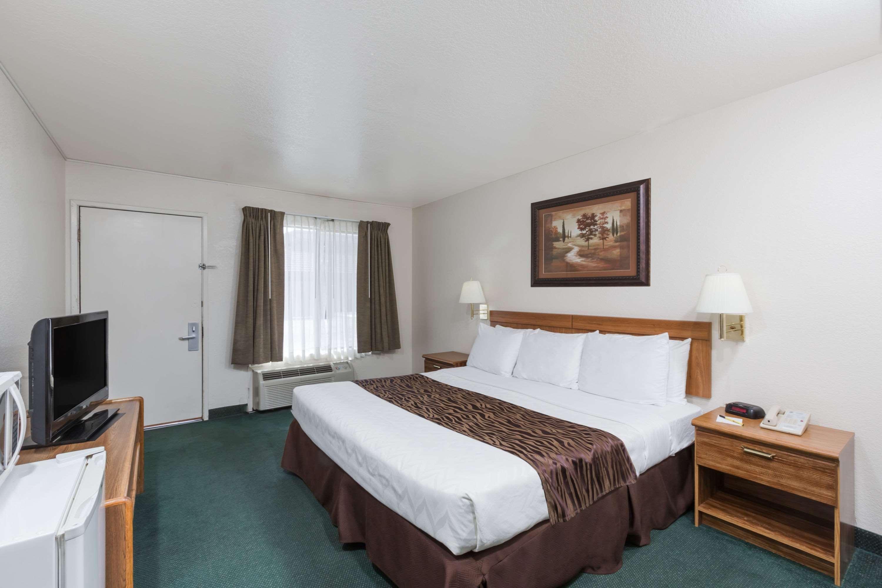 Super 8 By Wyndham Fort Bragg Exteriér fotografie